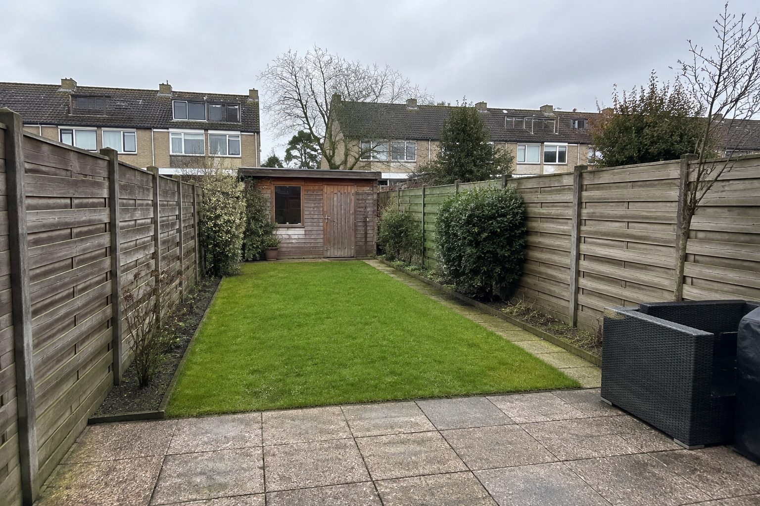 Een Nederlandse achtertuin met gras